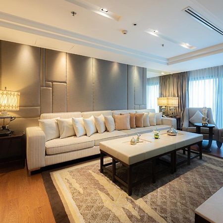 Summit Windmill Golf Suite Hotel At Suvarnabhumi Banguecoque Exterior foto A living room in a suite at the Shangri-La Kuala Lumpur
