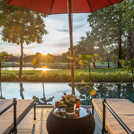 Summit Windmill Golf Suite Hotel At Suvarnabhumi Banguecoque Exterior foto View of the golf course from the clubhouse