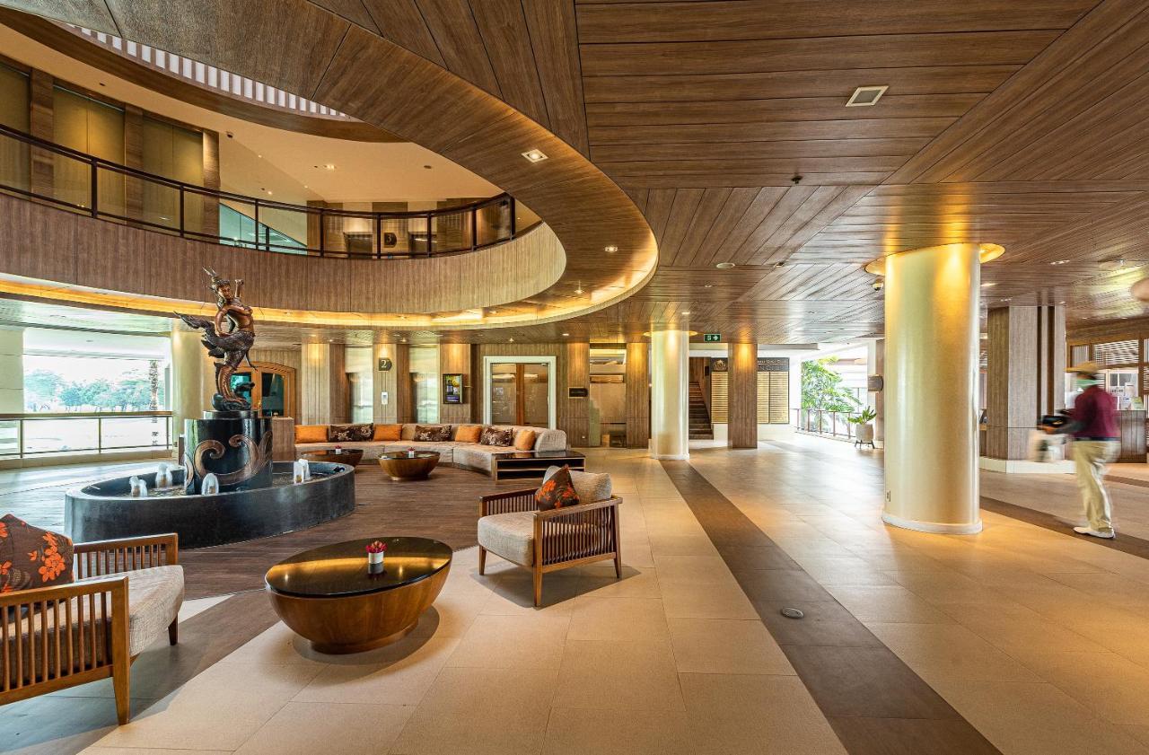 Summit Windmill Golf Suite Hotel At Suvarnabhumi Banguecoque Exterior foto The lobby of the hotel
