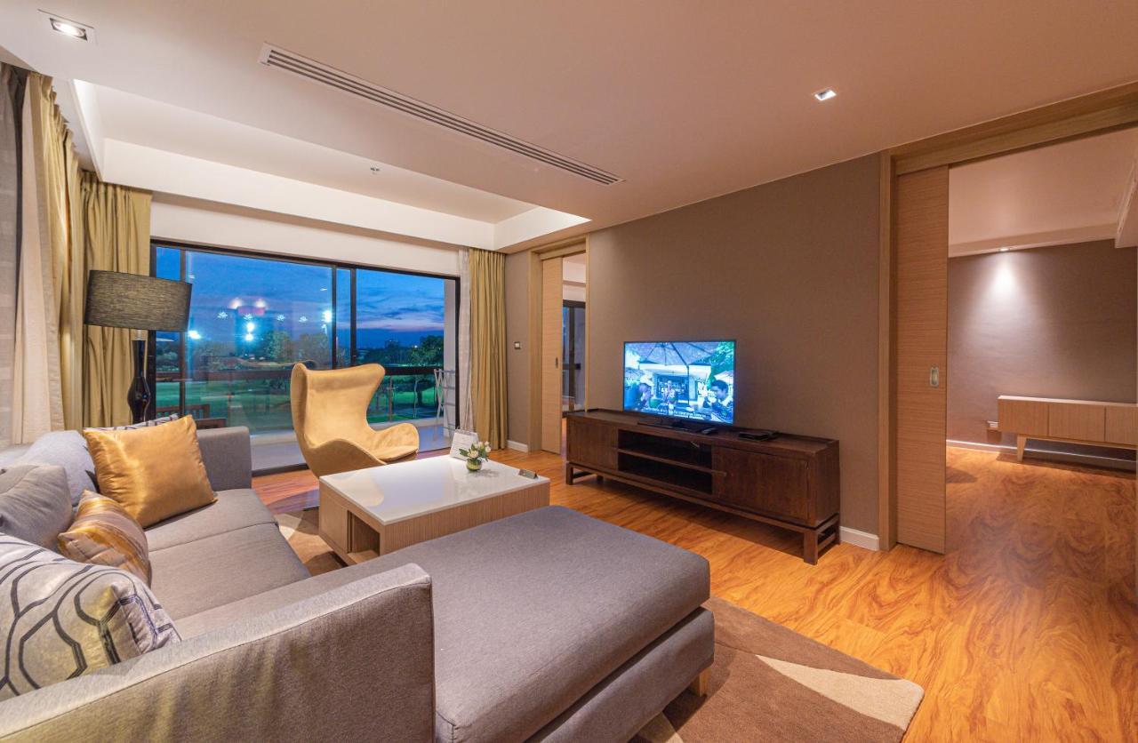 Summit Windmill Golf Suite Hotel At Suvarnabhumi Banguecoque Exterior foto A living room in a suite at the hotel