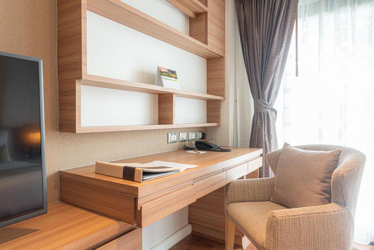 Summit Windmill Golf Suite Hotel At Suvarnabhumi Banguecoque Exterior foto A work desk in a hotel room
