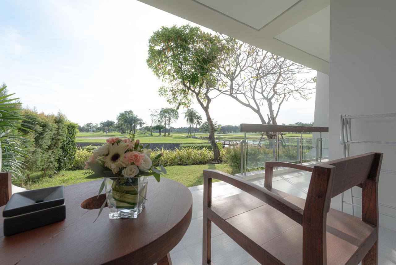 Summit Windmill Golf Suite Hotel At Suvarnabhumi Banguecoque Exterior foto View from a room at the hotel