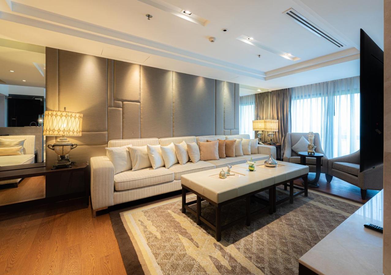 Summit Windmill Golf Suite Hotel At Suvarnabhumi Banguecoque Exterior foto A living room in a suite at the Shangri-La Kuala Lumpur