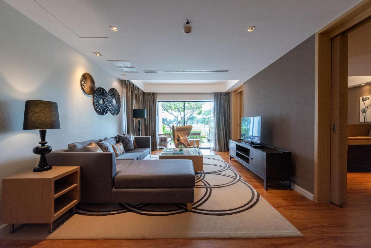 Summit Windmill Golf Suite Hotel At Suvarnabhumi Banguecoque Exterior foto A living room in a condominium
