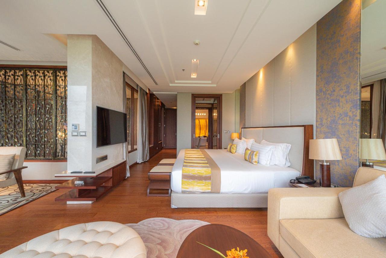 Summit Windmill Golf Suite Hotel At Suvarnabhumi Banguecoque Exterior foto A bedroom at the hotel
