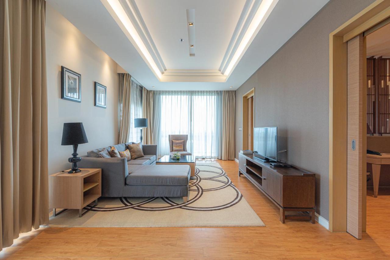 Summit Windmill Golf Suite Hotel At Suvarnabhumi Banguecoque Exterior foto A living room in a suite at the hotel