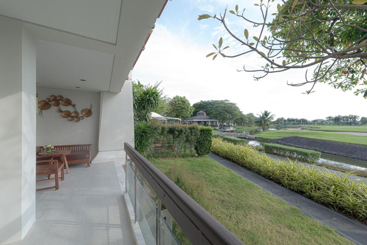 Summit Windmill Golf Suite Hotel At Suvarnabhumi Banguecoque Exterior foto View of the golf course from the clubhouse