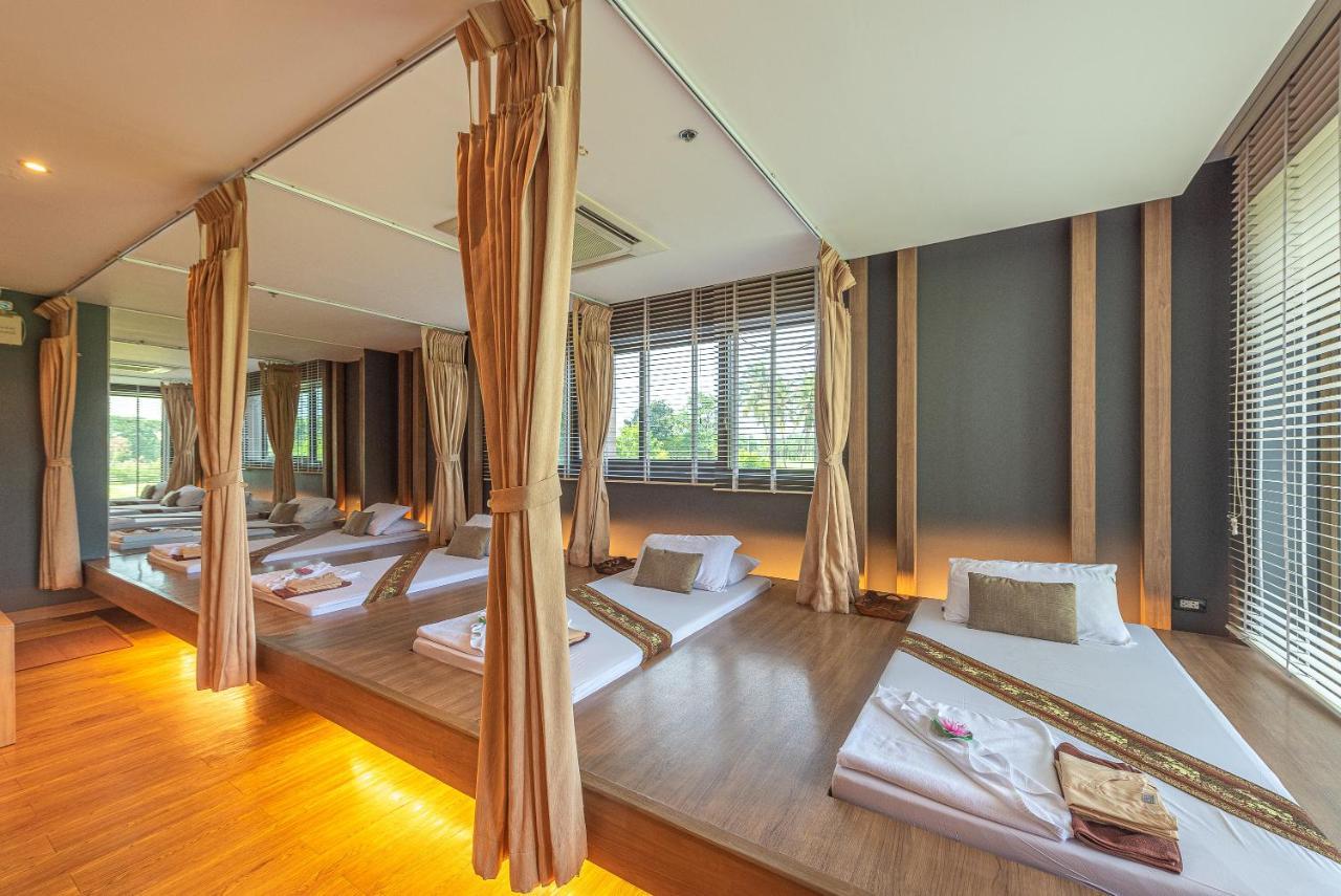 Summit Windmill Golf Suite Hotel At Suvarnabhumi Banguecoque Exterior foto Thai massage beds
