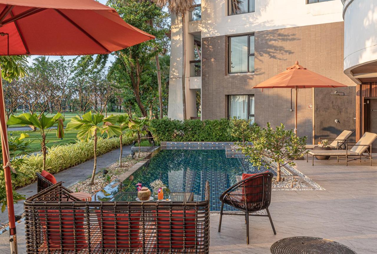 Summit Windmill Golf Suite Hotel At Suvarnabhumi Banguecoque Exterior foto The pool at the hotel