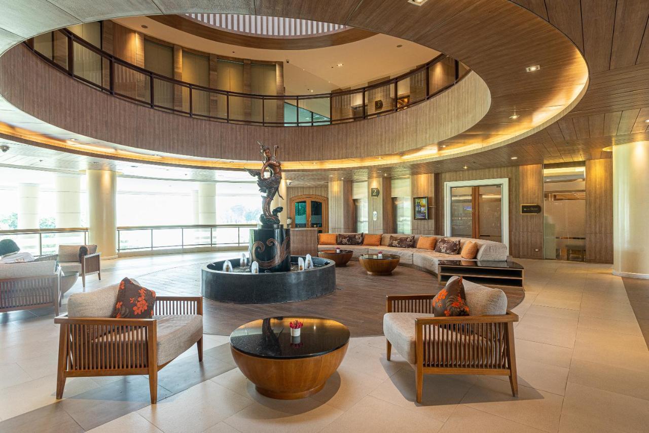 Summit Windmill Golf Suite Hotel At Suvarnabhumi Banguecoque Exterior foto The lobby of the hotel