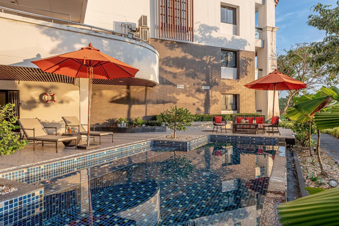 Summit Windmill Golf Suite Hotel At Suvarnabhumi Banguecoque Exterior foto The swimming pool at the hotel